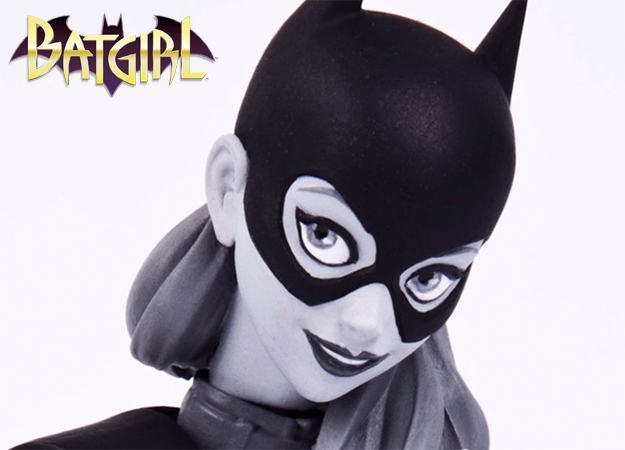 Batgirl-Black-and-White-Statue-02