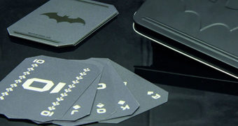 Baralho Batman com Cartas Pretas Foscas em Lata de Luxo
