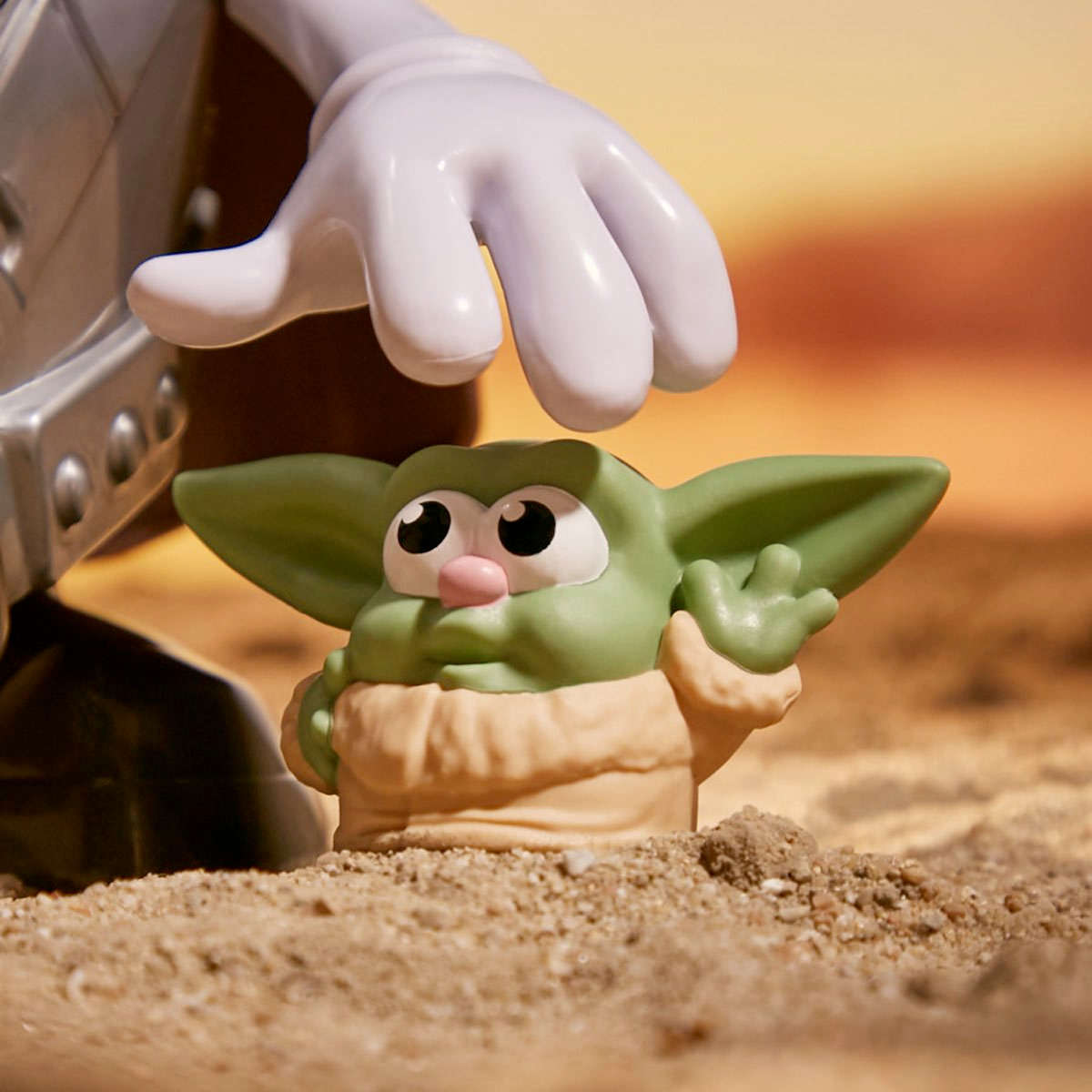Boneco Sr. Cabeça de Batata Mandaloriano com Mini Baby Yoda