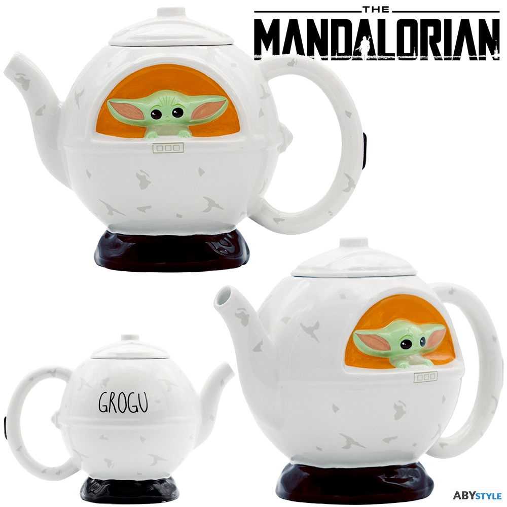 Uncanny Brands Mandalorian Grogu Mug Warmer wit h Molded Mug 