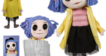 Boneca Coraline “Kidrobot Premium Plush Doll in Gift Box” com 61 cm de altura