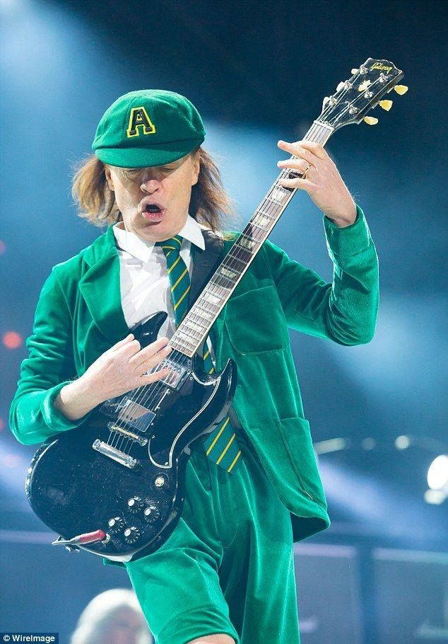 AC/DC Pop! Rocks: Angus Young Dançando no Palco e com Uniforme Verde da Turnê 