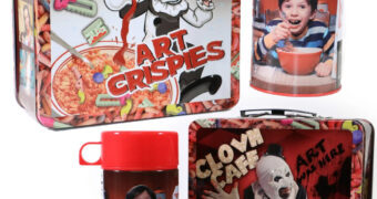 Lancheira Terrifier 2 Tin Titans “Art Crispies” e “Clown Cafe” com Garrafa Térmica