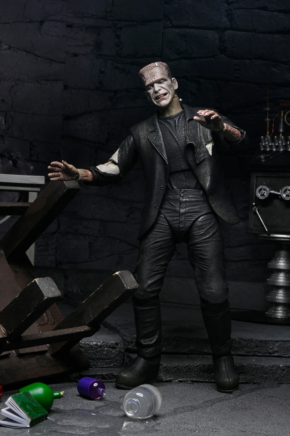 The Bride of Frankenstein 90th Anniversary: The Monster and His Bride 7” Scale Action Figure 2-Pack