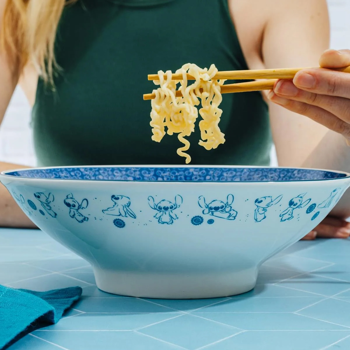 Tigela Donburi Lilo & Stitch com o Experimento 626 (Disney)