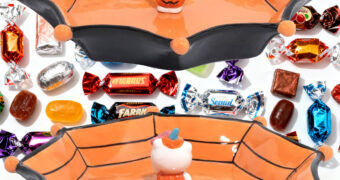 Prato Porta-Balas Halloween com a Hello Kitty Fantasiada de Abóbora