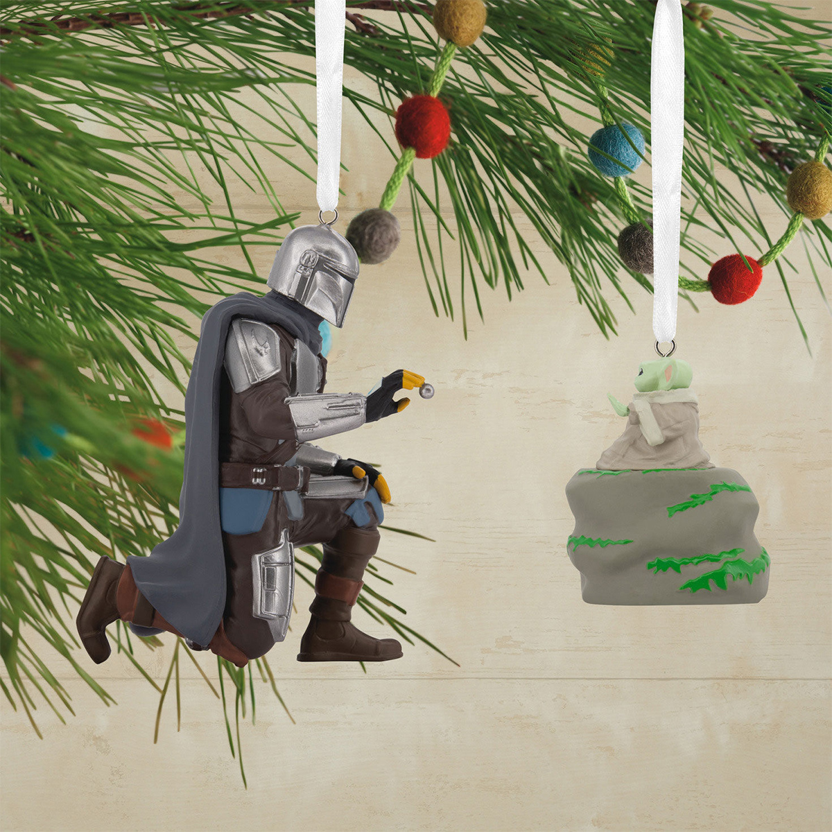 Enfeites de Natal Star Wars Mandalorian com Din Djarin e Grogu