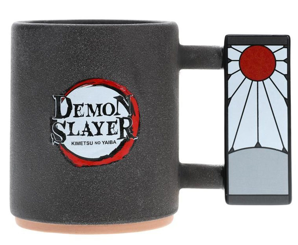 Caneca Demon Slayer: Kimetsu no Yaiba com Brinco Hanafuda de Tanjiro na Alça