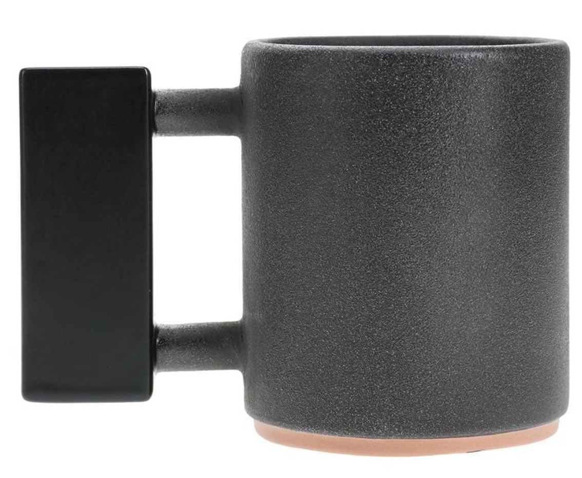 Caneca Demon Slayer: Kimetsu no Yaiba com Brinco Hanafuda de Tanjiro na Alça