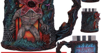 Caneca Tankard Stranger Things Mundo Invertido com Demogorgon