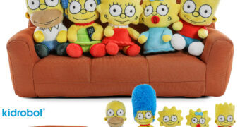 Bonecos de Pelúcia da Família Simpson no Sofá