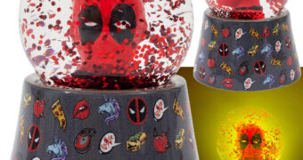 Mini Globo de Neve Deadpool com Iluminação e Glitter Vermelho (Marvel)