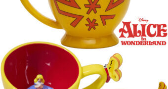 Xícara de Chá Alice no País das Maravilhas com uma Pequena Alice no Fundo