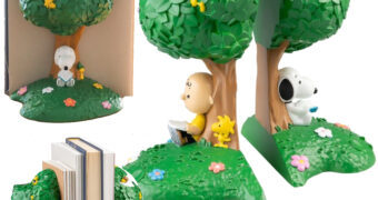 Bookends Peanuts com Charlie Brown e Snoopy Lendo à Sombra da Árvore