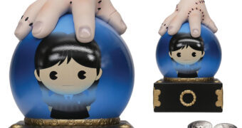 Cofre Wandinha e Mãozinha na Bola de Cristal PVC Figural Bank