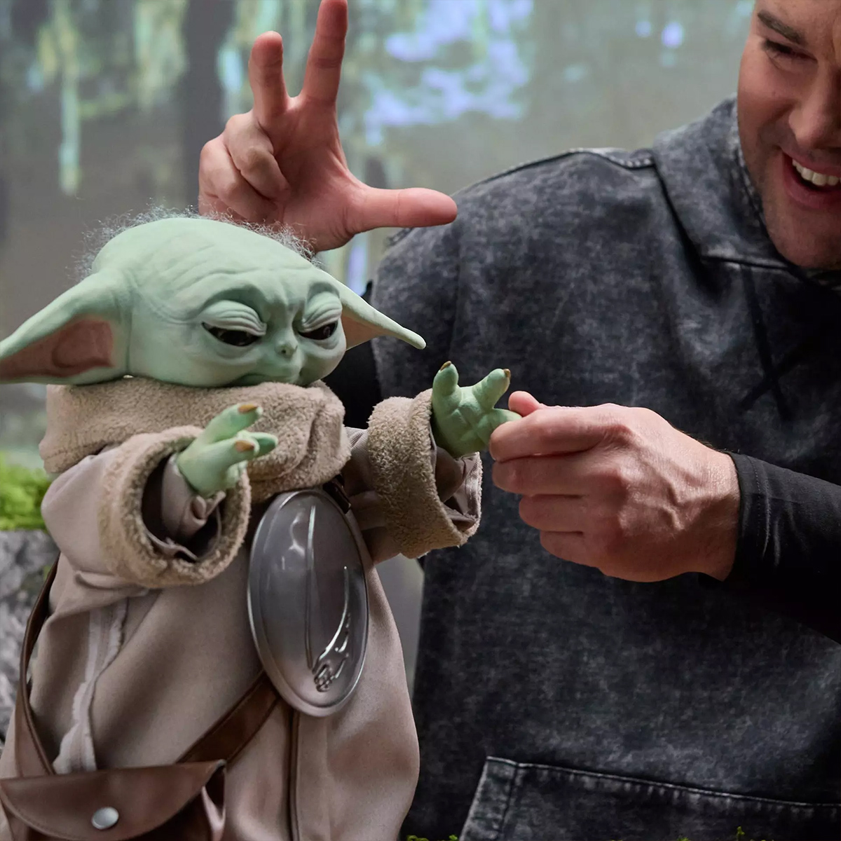 Boneco Grogu Animatrônico Premium 1:1 com Movimentos e Sons (Star Wars)