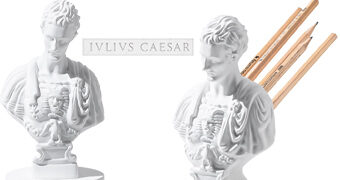 Porta-Lápis Julius Caesar com Orifícios das Facadas nas Costas