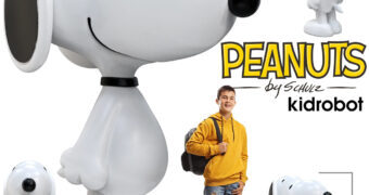 Boneco Gigante Snoopy Art Giant com 91 cm de Altura (Kidrobot)