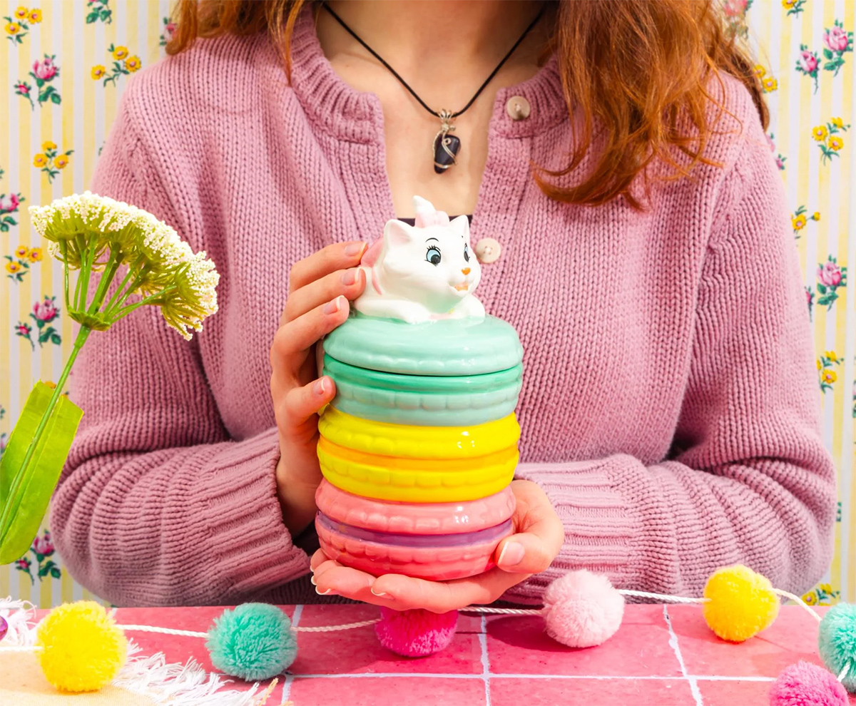 Pote de Cookies Aristogatas com Marie e uma Pilha de Macarons