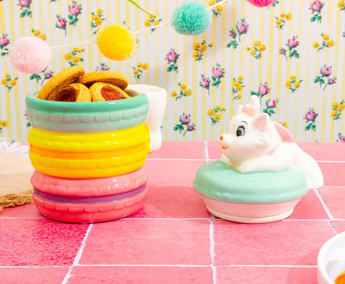 Pote de Cookies Aristogatas com Marie e uma Pilha de Macarons