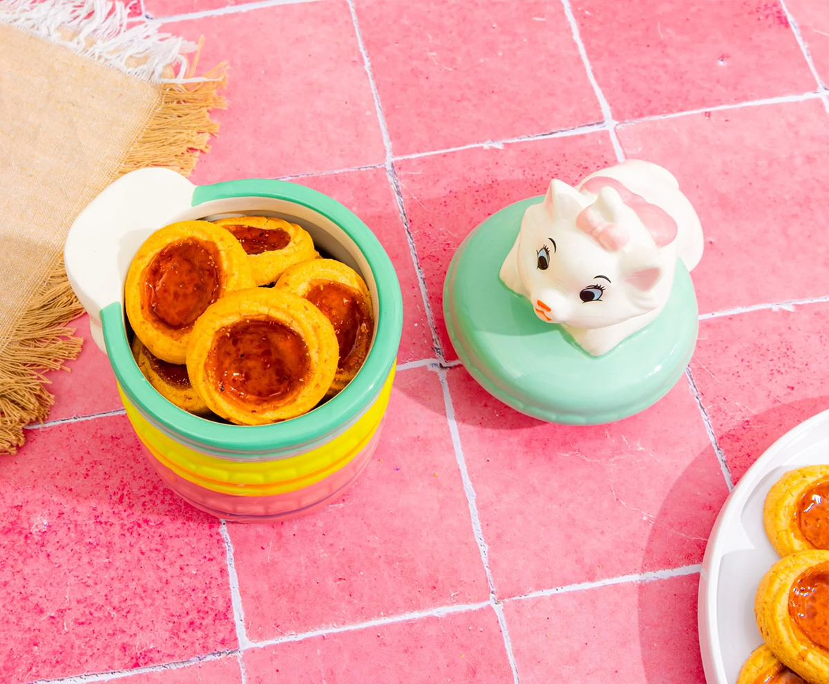Pote de Cookies Aristogatas com Marie e uma Pilha de Macarons