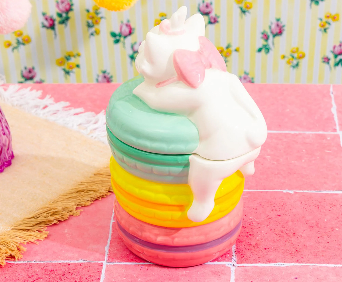 Pote de Cookies Aristogatas com Marie e uma Pilha de Macarons
