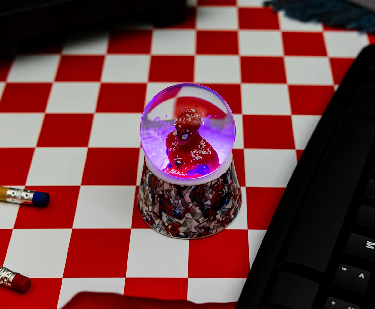 Mini Globo de Neve Iluminado com o Homem-Aranha (Marvel)
