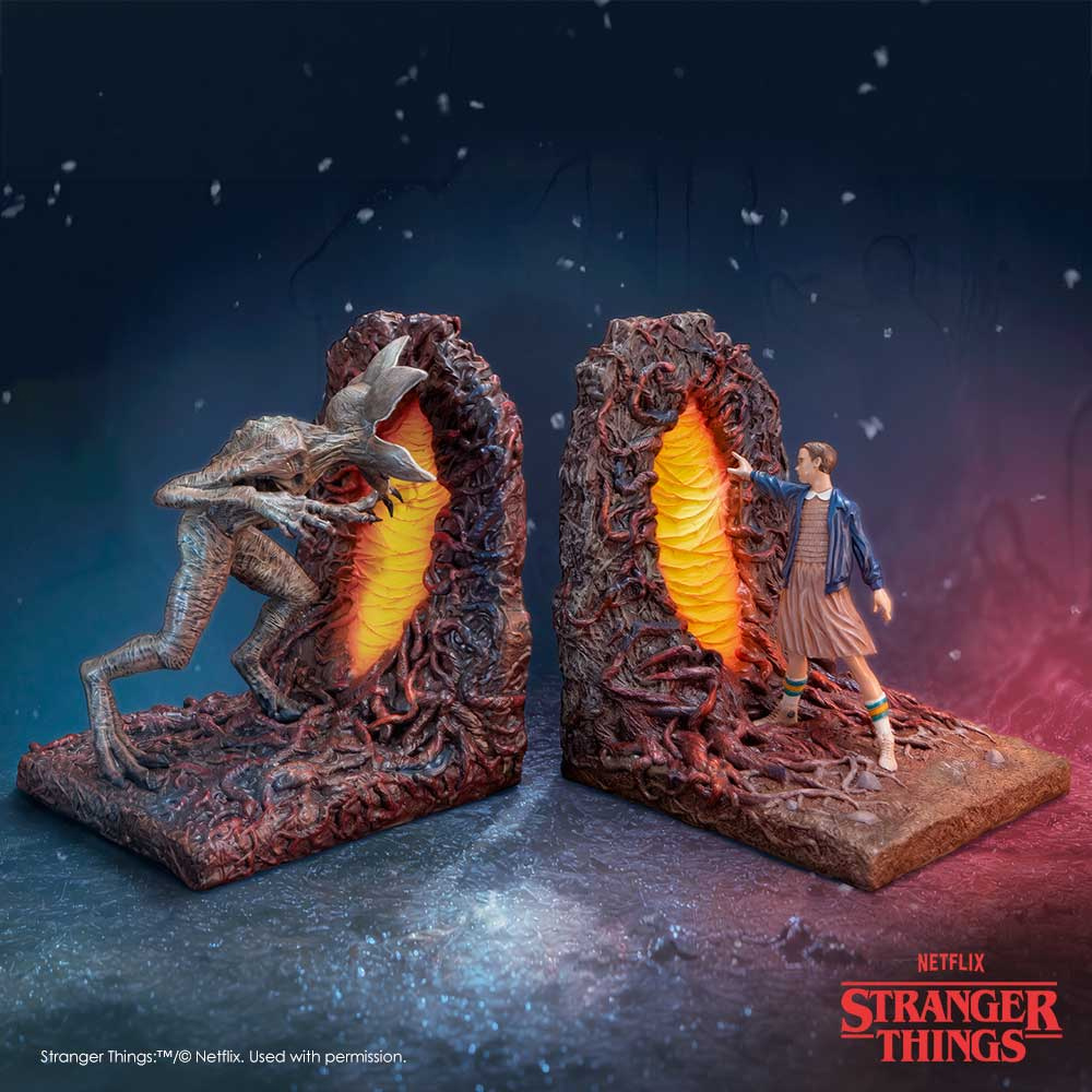 Apoios de Livros Stranger Things com Eleven Confrontando um Demogorgon