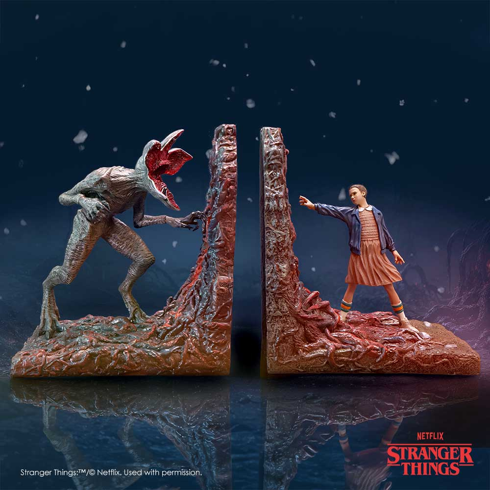 Apoios de Livros Stranger Things com Eleven Confrontando um Demogorgon