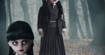 Living Dead Dolls Apresenta: Wandinha Addams com Uniforme da Academia Nevermore