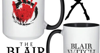 Caneca A Bruxa de Blair (The Blair Witch Project) com Marca de Mão Vermelha