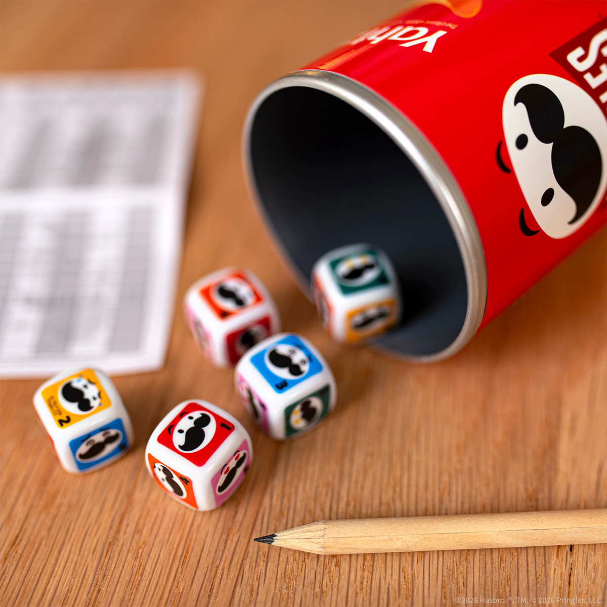 Jogo Yahtzee com Tubo Cilíndrico das Batata Pringles